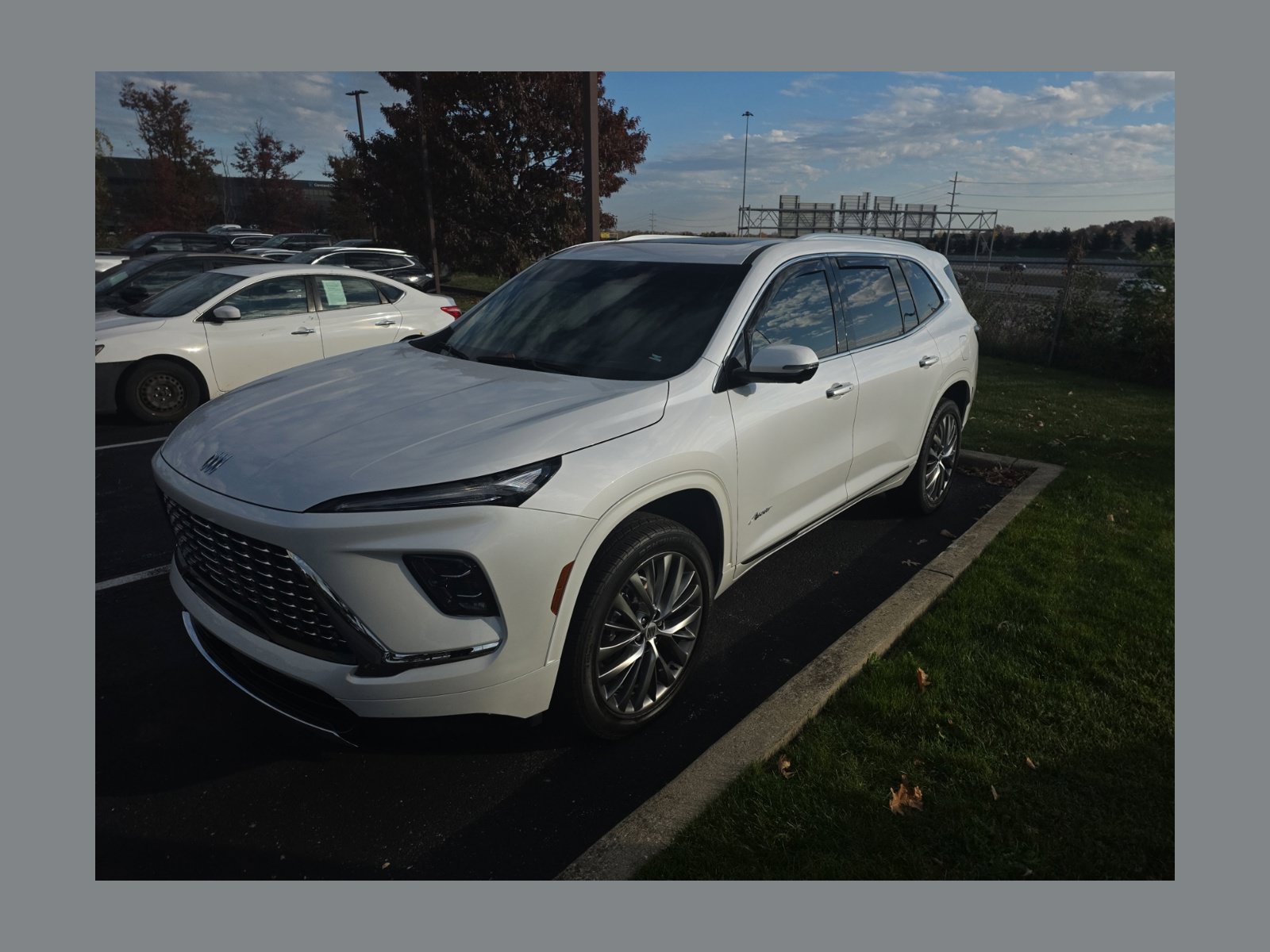Used 2025 Buick Enclave Avenir FWD image 1