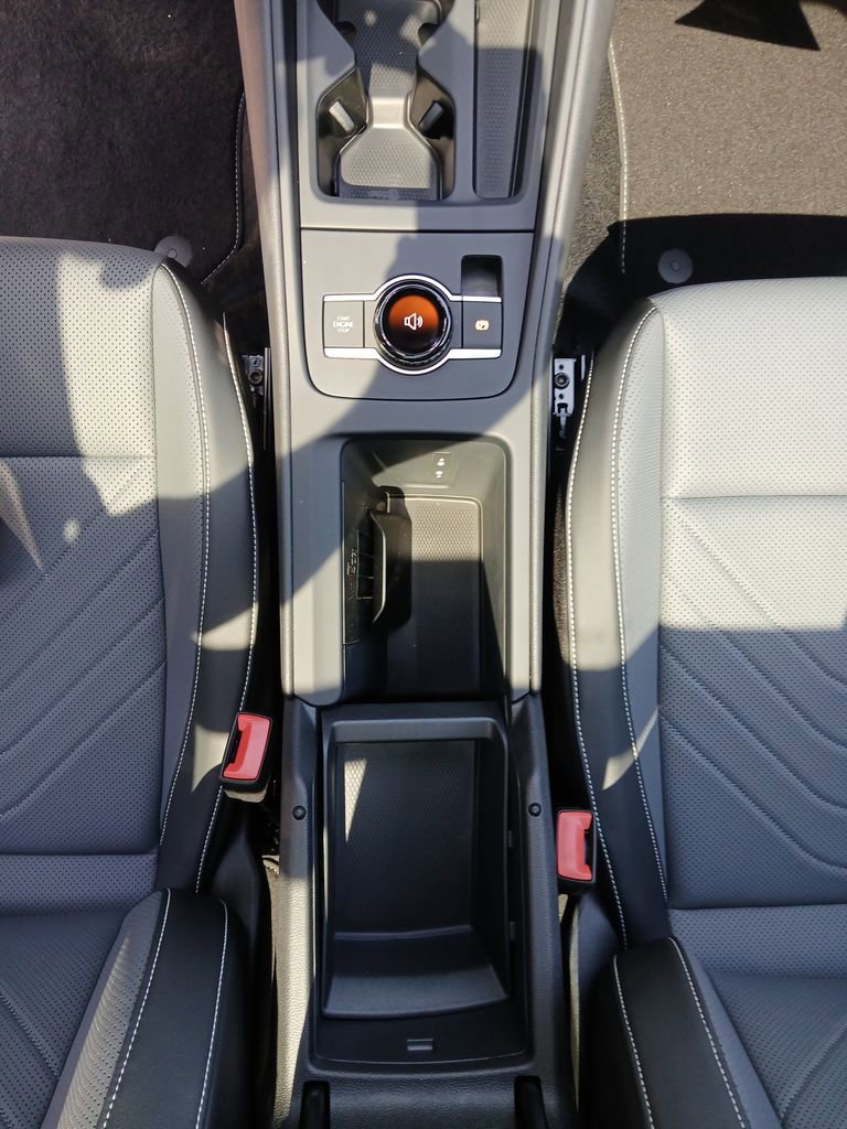 Used 2025 Volkswagen Tiguan SE R-Line image 25