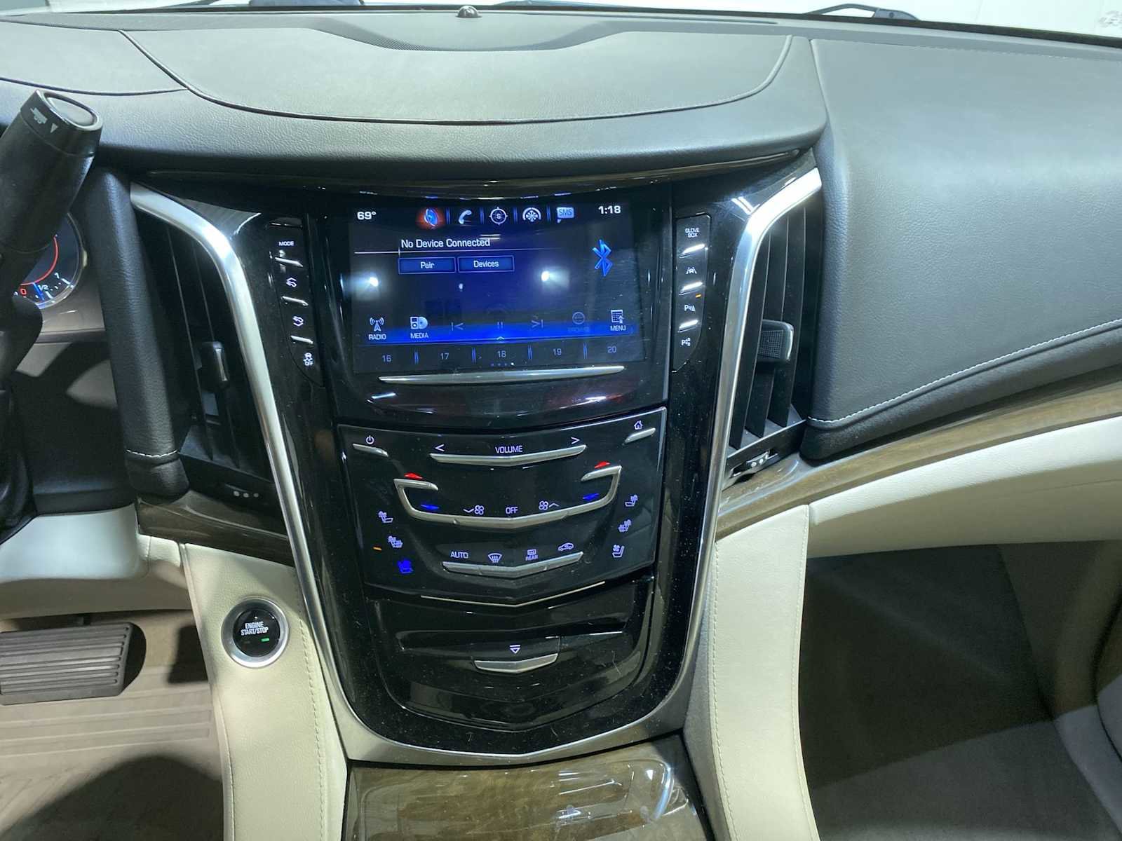 Used 2020 Cadillac Escalade Luxury AWD/4WD image 16