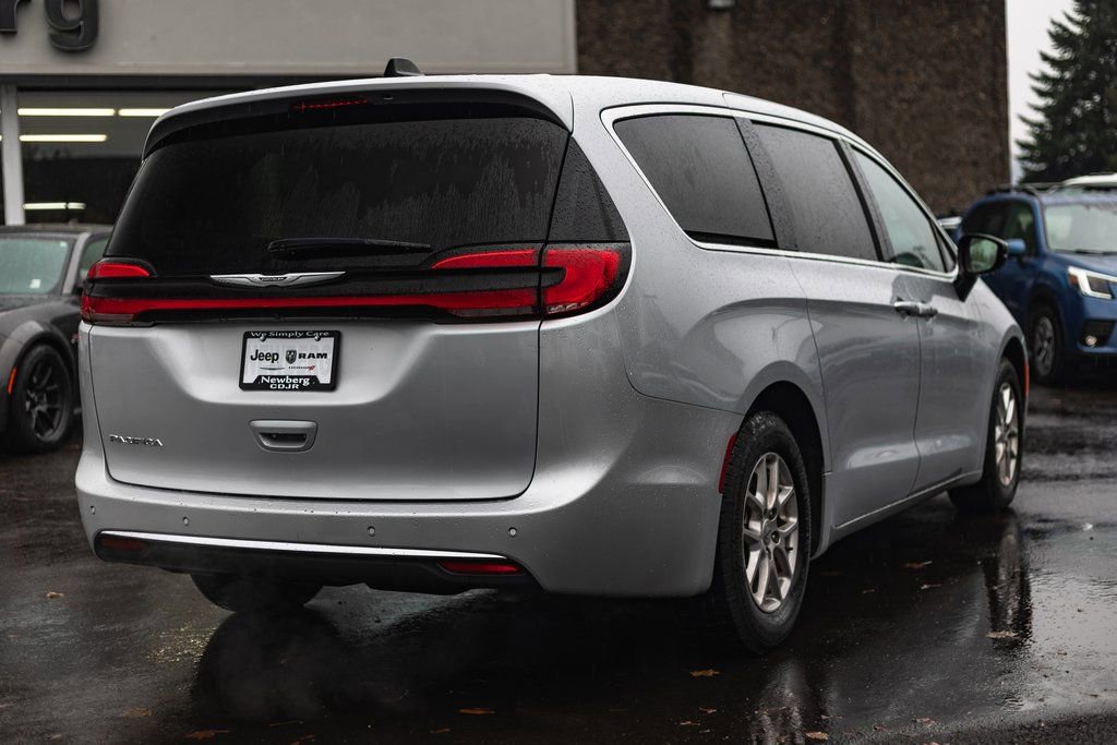 Used 2024 Chrysler Pacifica Touring-L image 9