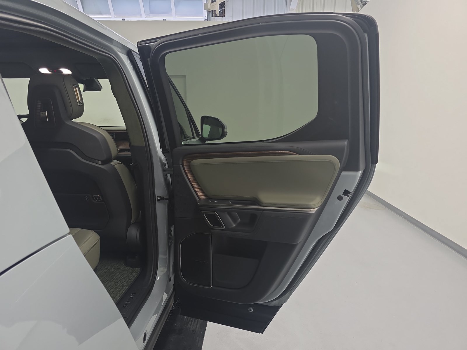 Used 2022 Rivian R1T Adventure AWD/4WD image 19