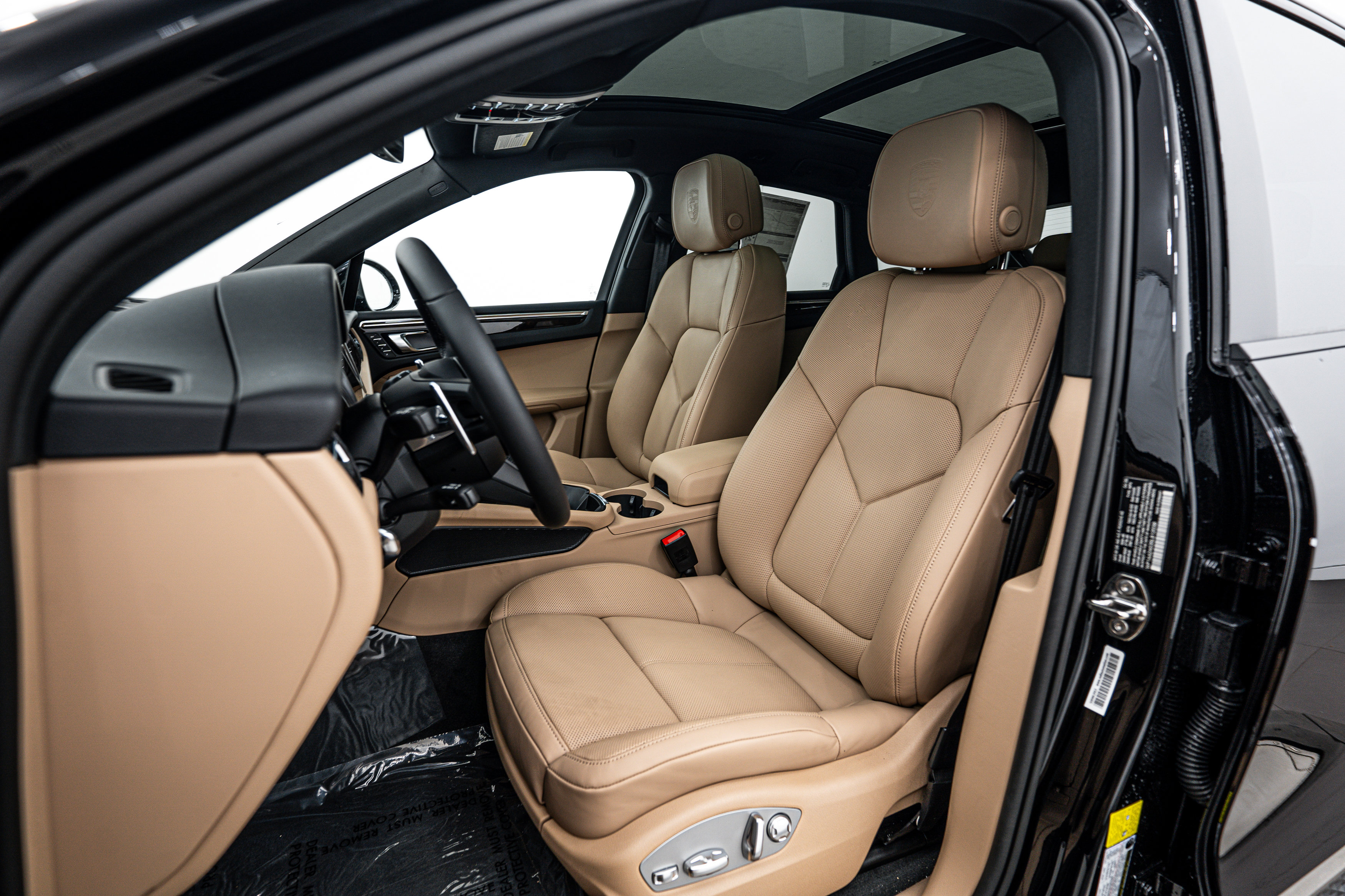 Certified 2025 Porsche Macan image 5