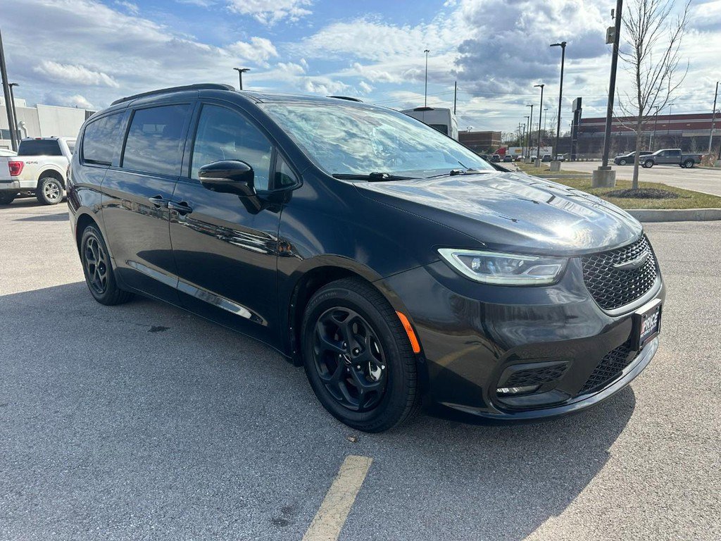 Used 2024 Chrysler Pacifica Premium image 8