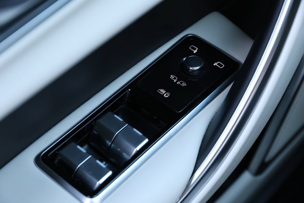 Used 2022 Jaguar XF R-Dynamic SE AWD/4WD image 28