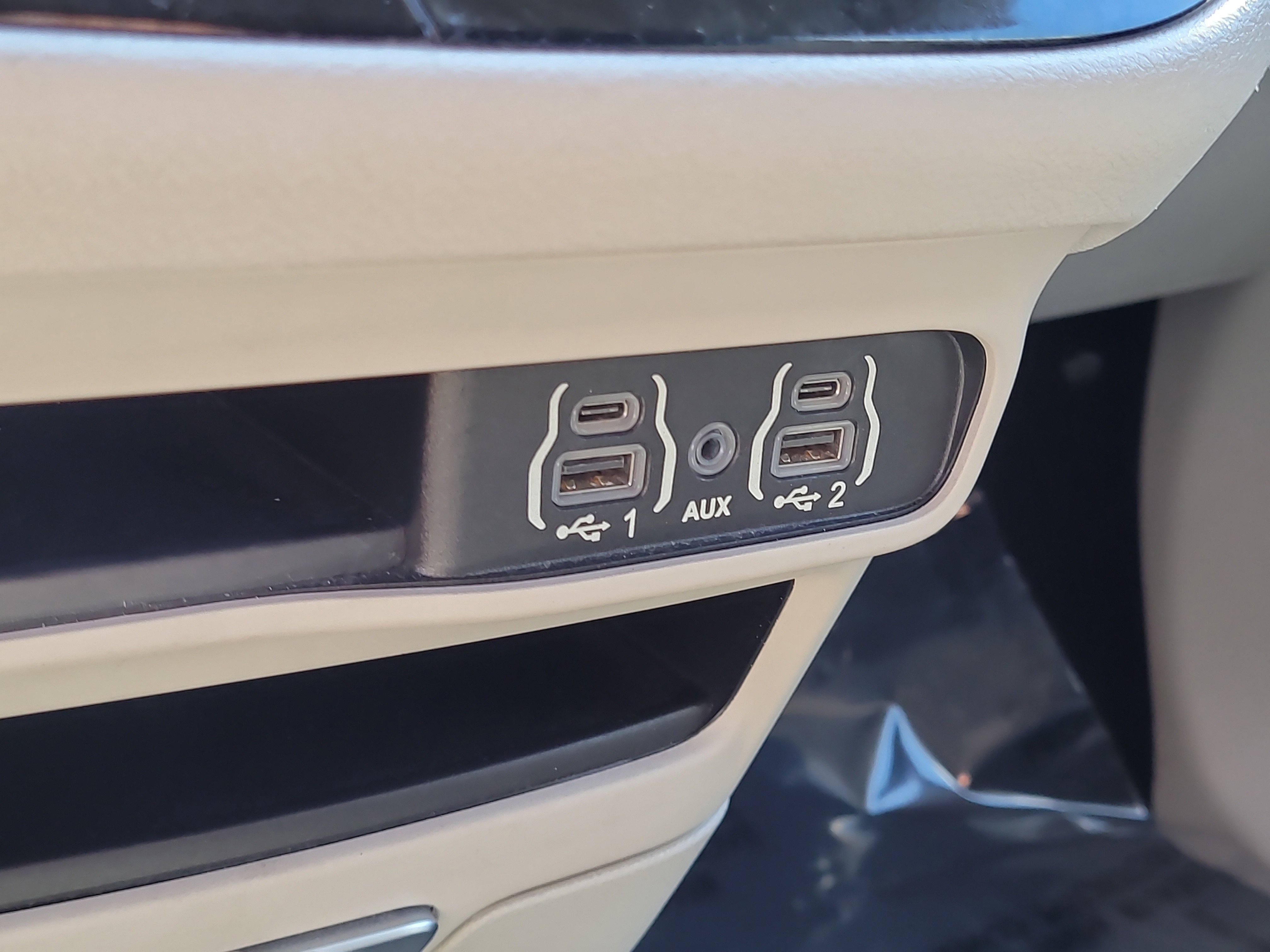 Used 2022 Chrysler Voyager LX image 28