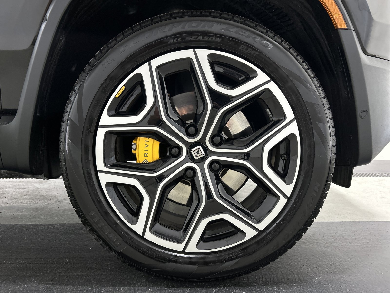 Used 2024 Rivian R1S Adventure AWD/4WD image 11
