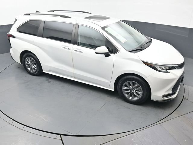 Certified 2022 Toyota Sienna XLE image 48