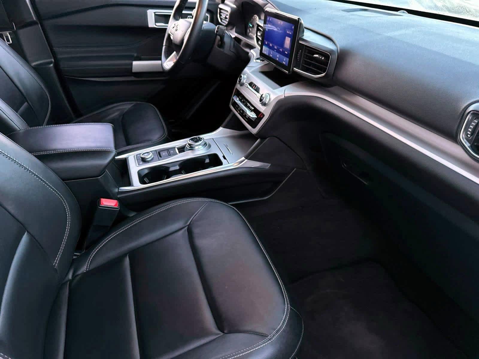 Used 2024 Ford Explorer XLT image 8