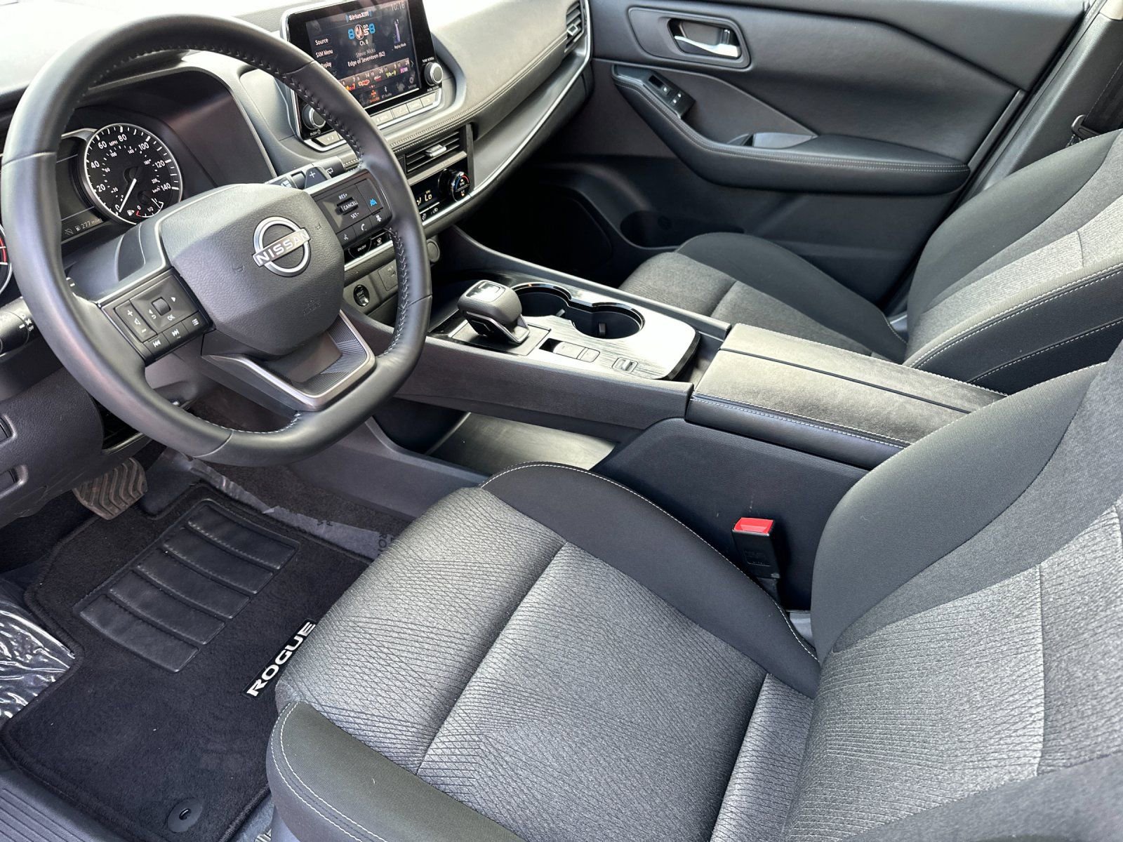 Used 2025 Nissan Rogue SV image 9