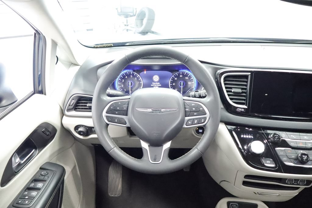 Certified 2023 Chrysler Pacifica Touring-L FWD image 22