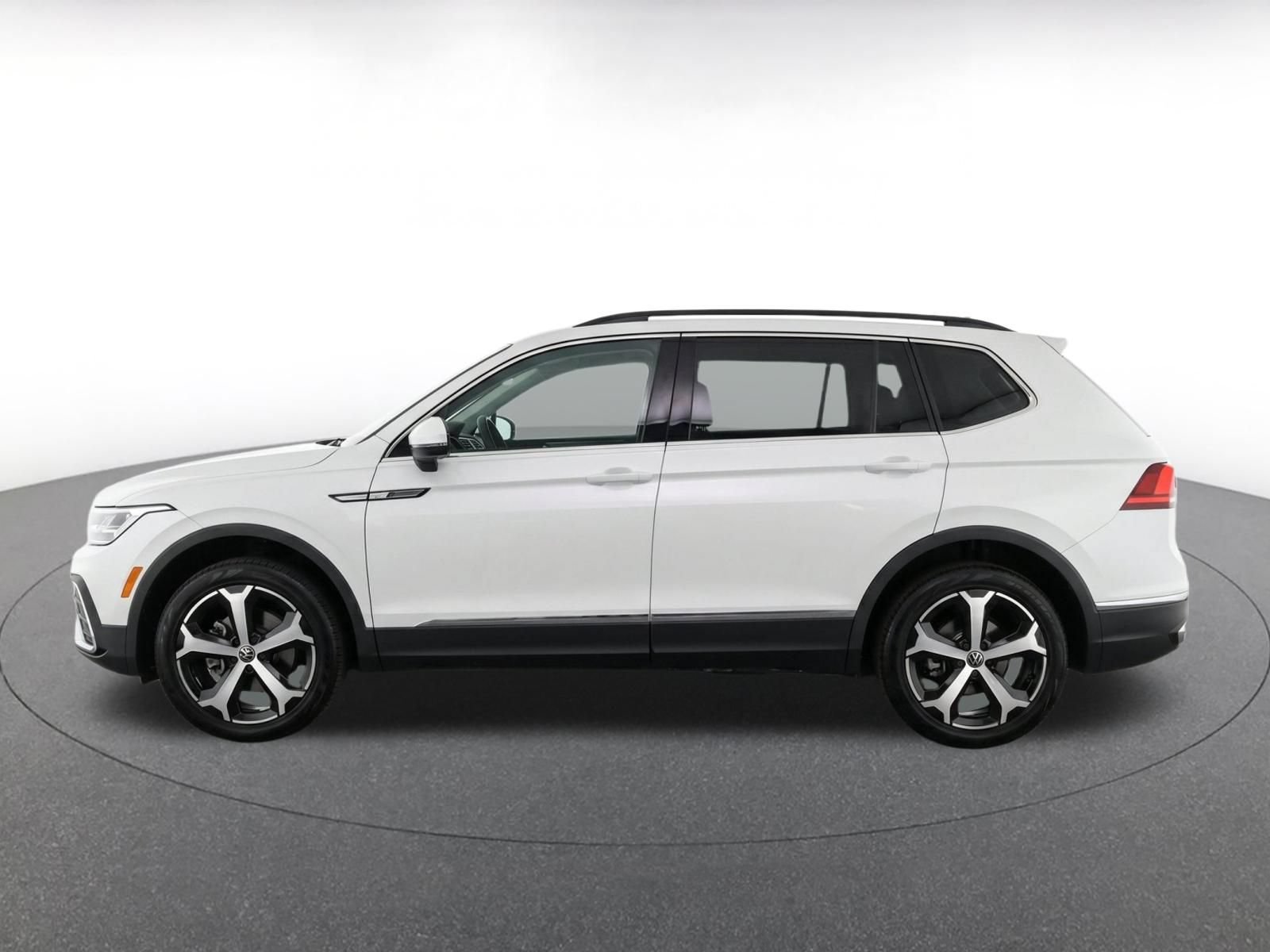 Used 2026 Volkswagen Tiguan SE AWD/4WD image 4