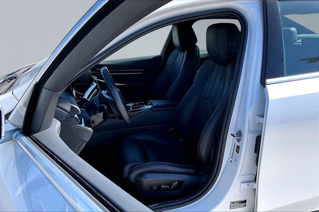 Used 2024 BMW 530i RWD image 3