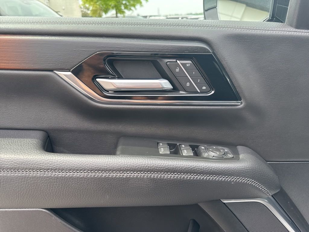 Used 2025 GMC Yukon Denali AWD/4WD image 11