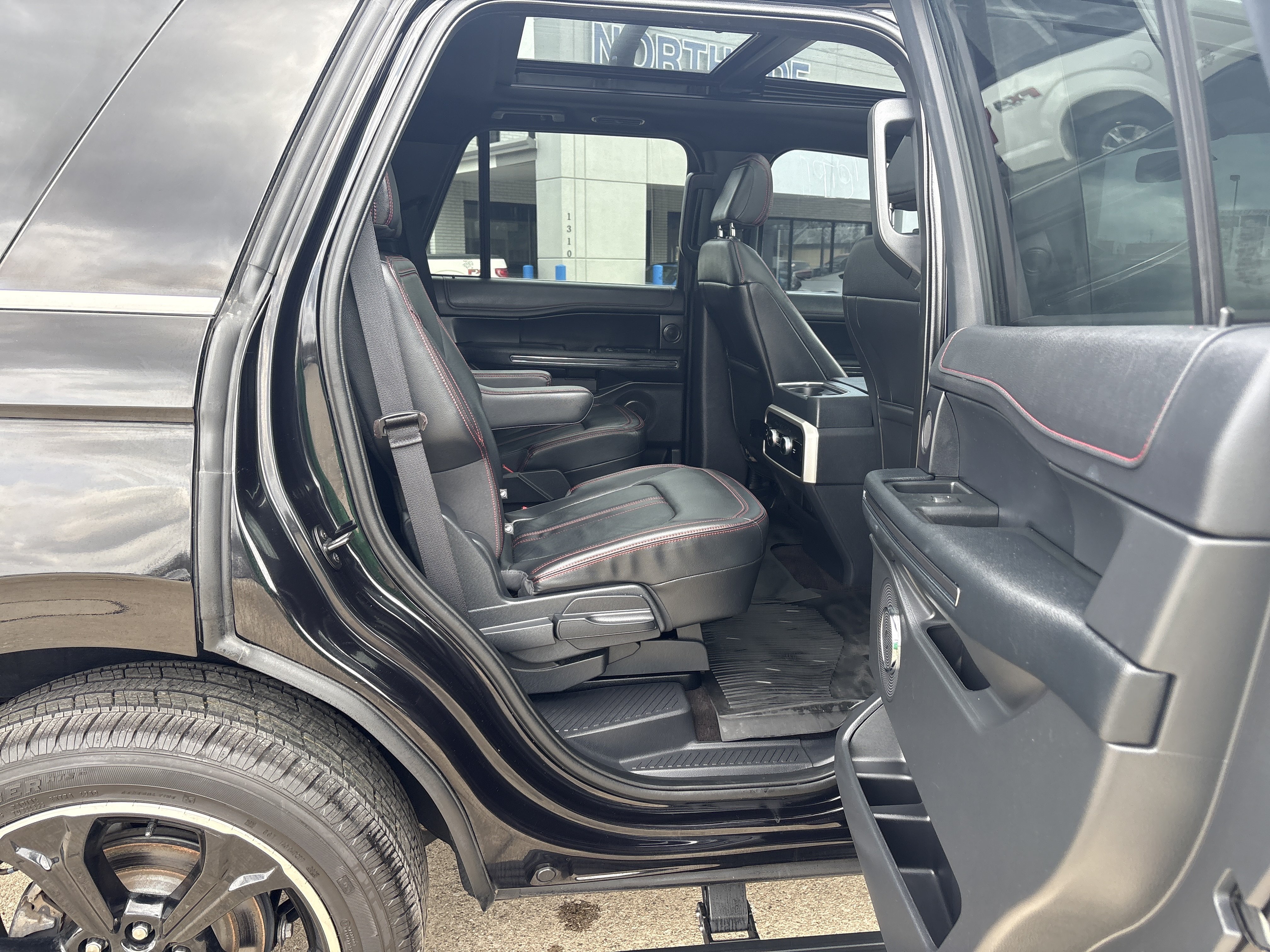 Used 2023 Ford Expedition Limited AWD/4WD image 6