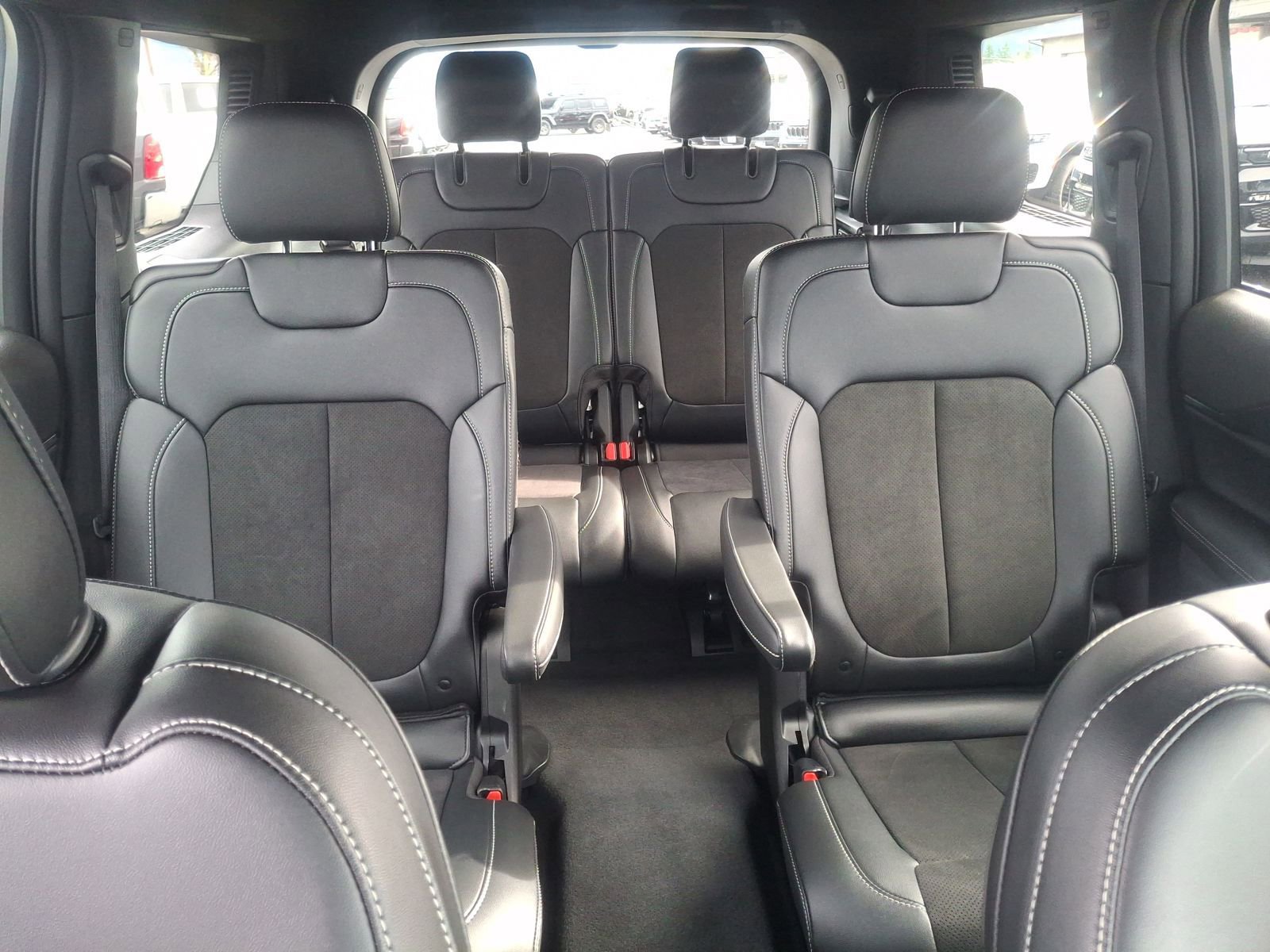 Used 2025 Jeep Grand Cherokee L Altitude image 28