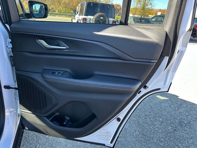 New 2025 Jeep Grand Cherokee Altitude image 20