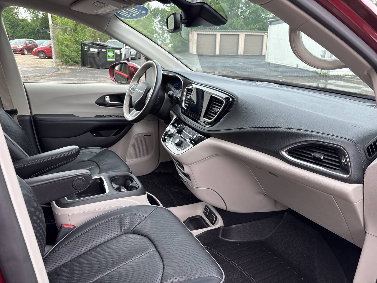 Used 2020 Chrysler Pacifica Limited w/ Advanced Safetytec Group FWD image 40