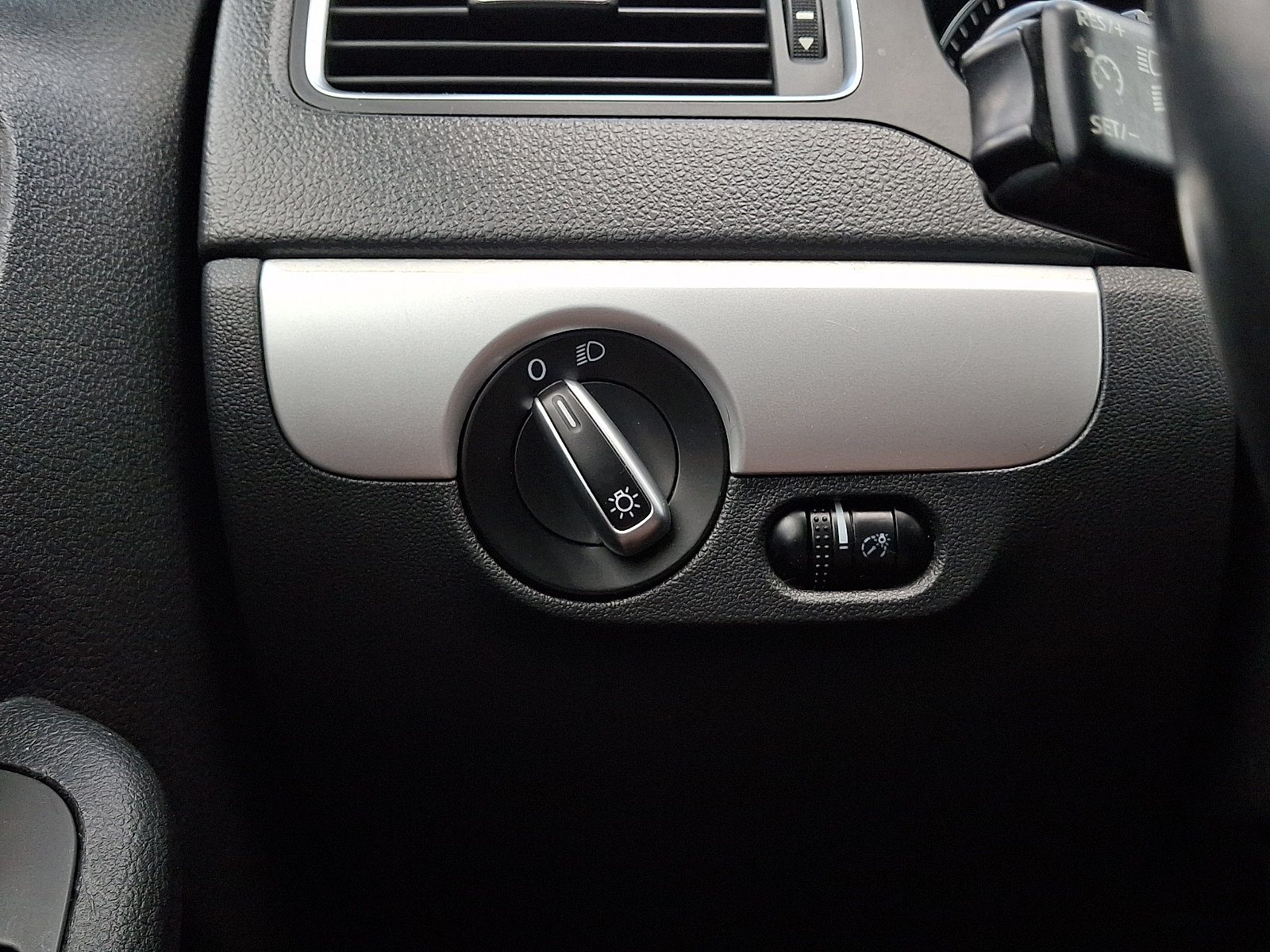 Used 2013 Volkswagen Jetta SE FWD image 21