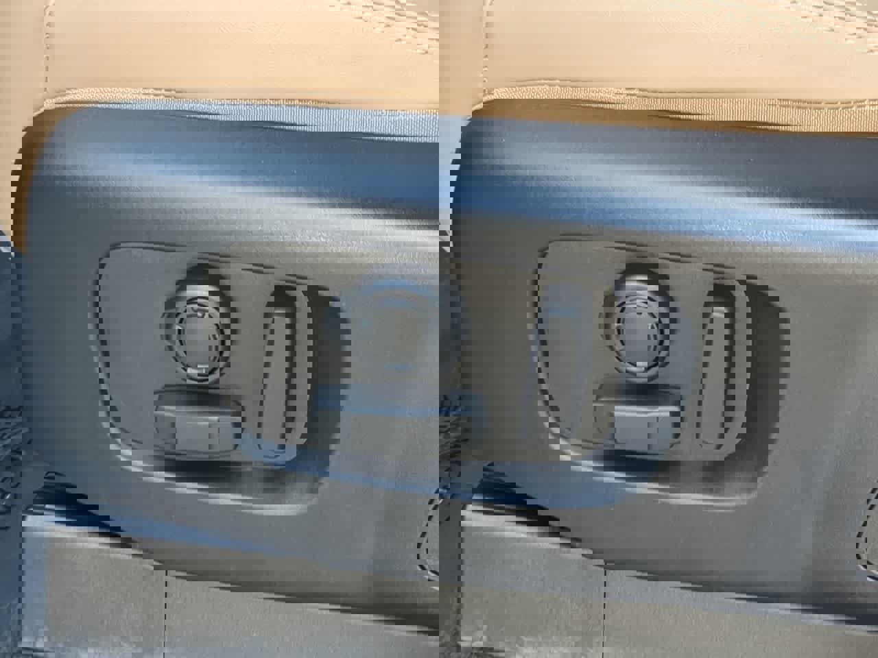 Used 2025 Land Rover Discovery Dynamic SE AWD/4WD image 17