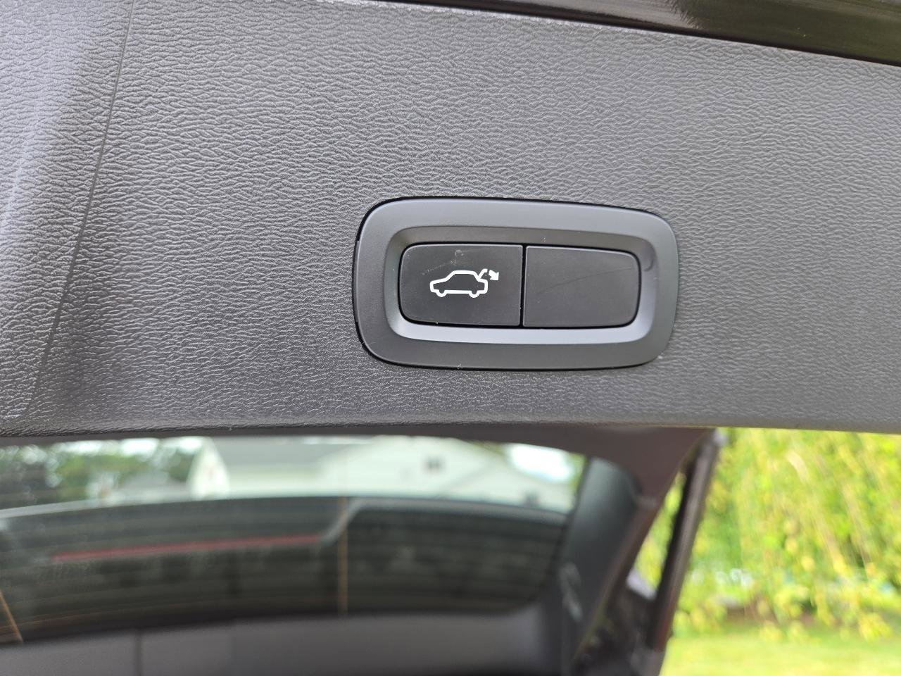 Used 2021 Volvo XC40 T4 Momentum image 9