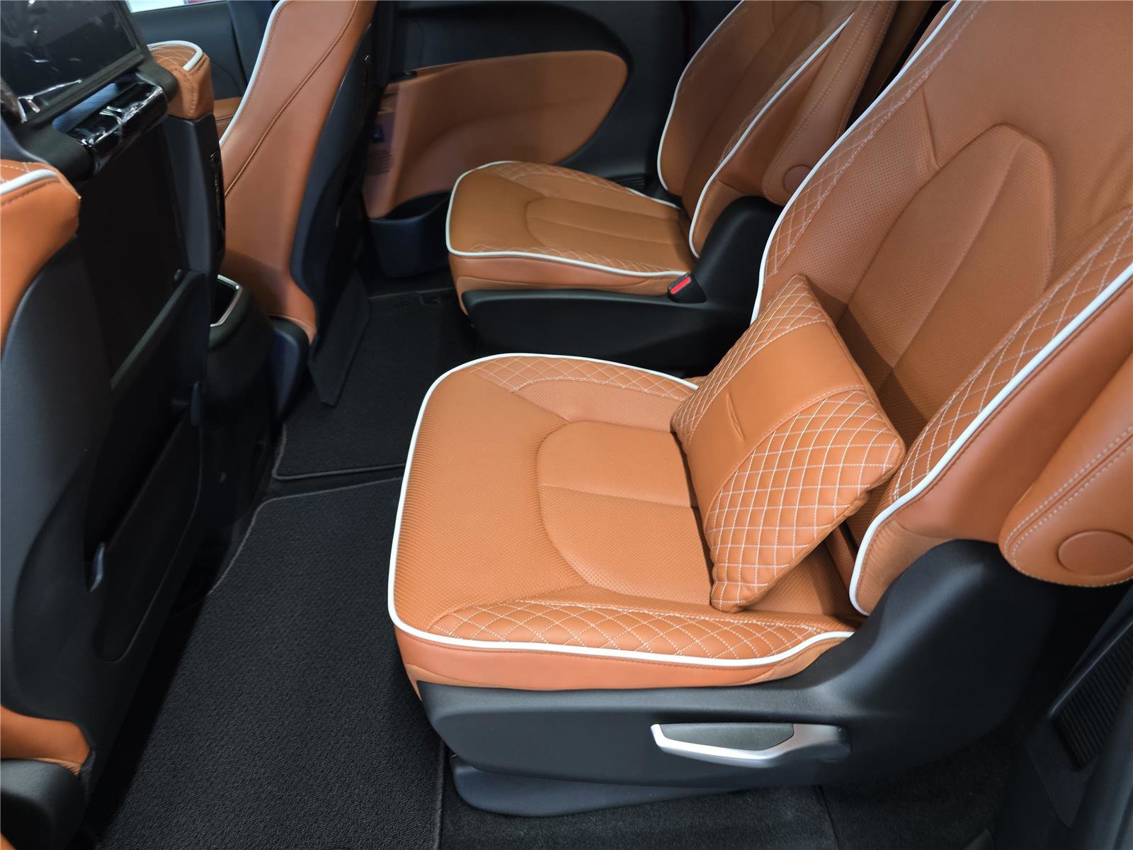 New 2026 Chrysler Pacifica Pinnacle image 12