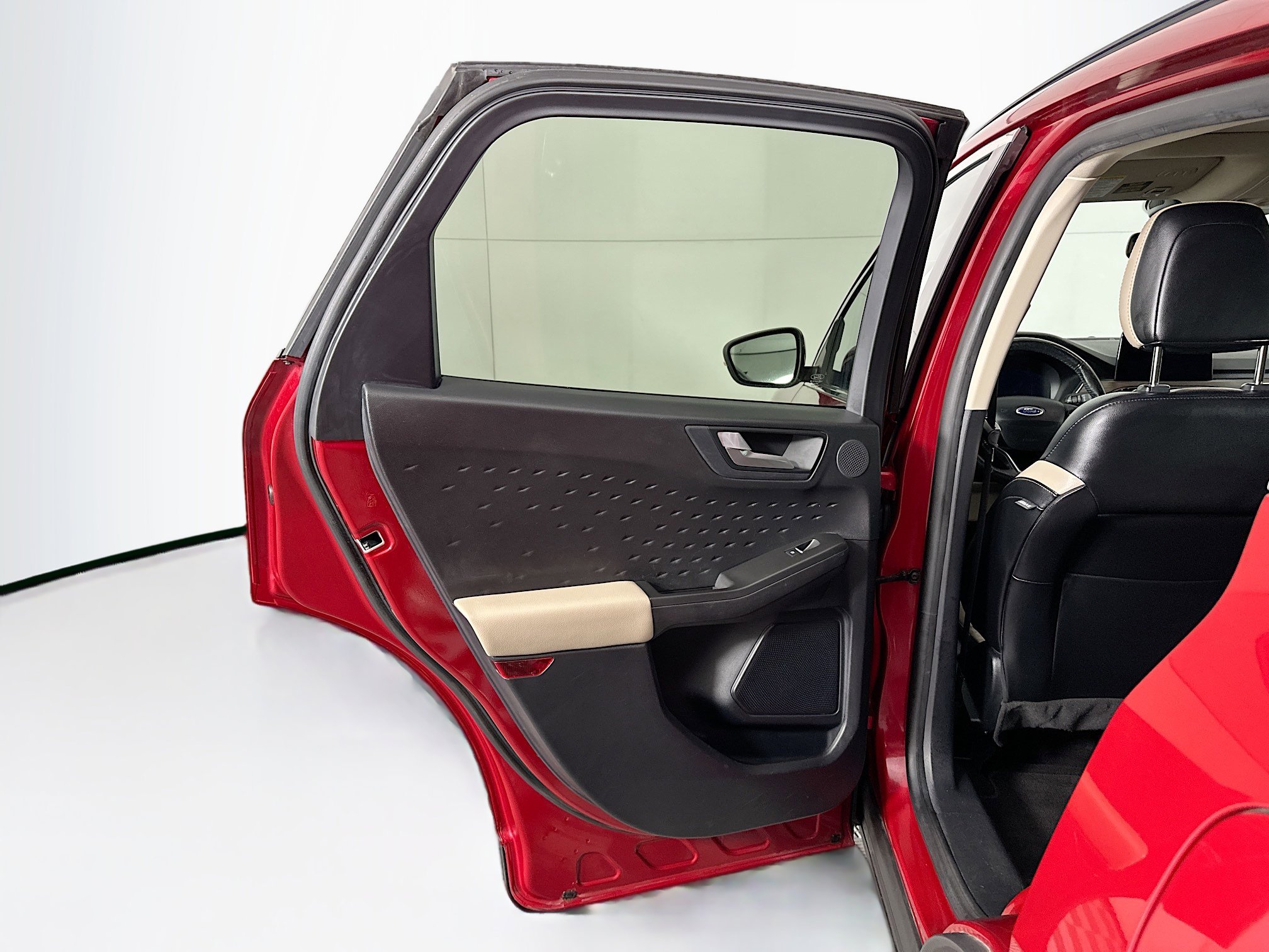 Used 2020 Ford Escape Titanium image 27