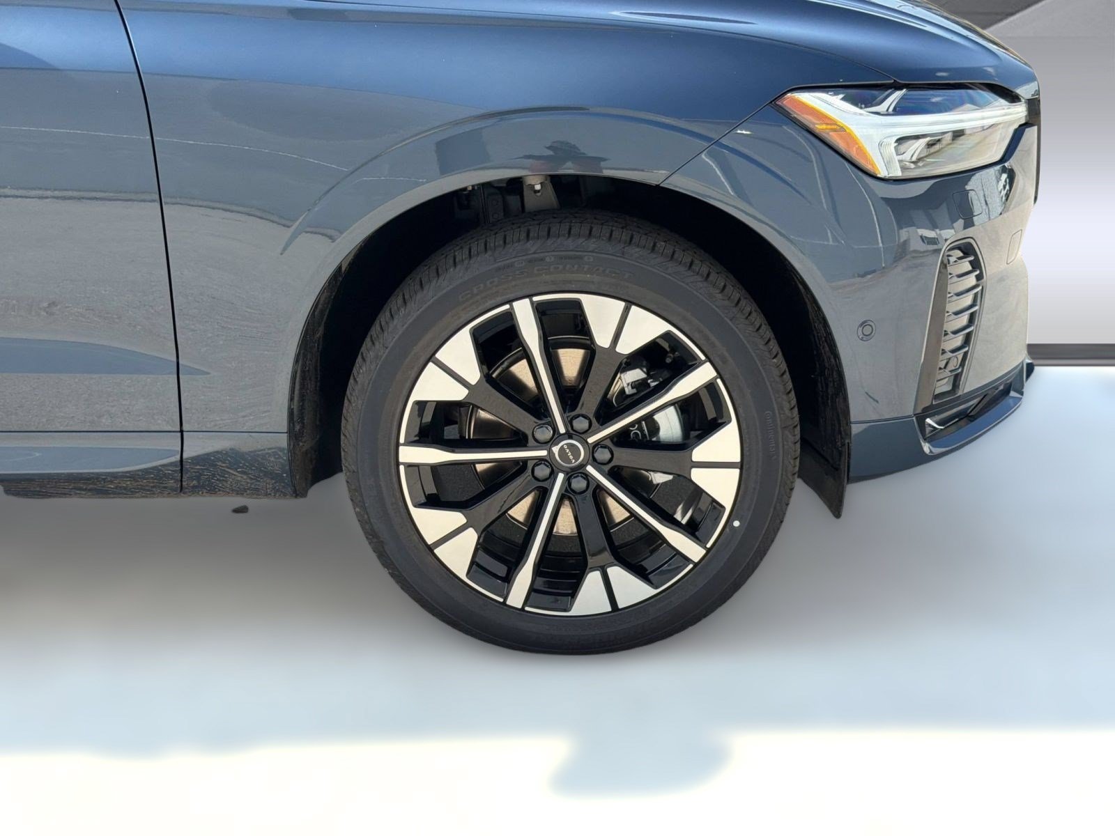 New 2026 Volvo XC60 B5 Plus w/ Protection Package Premier AWD/4WD image 12