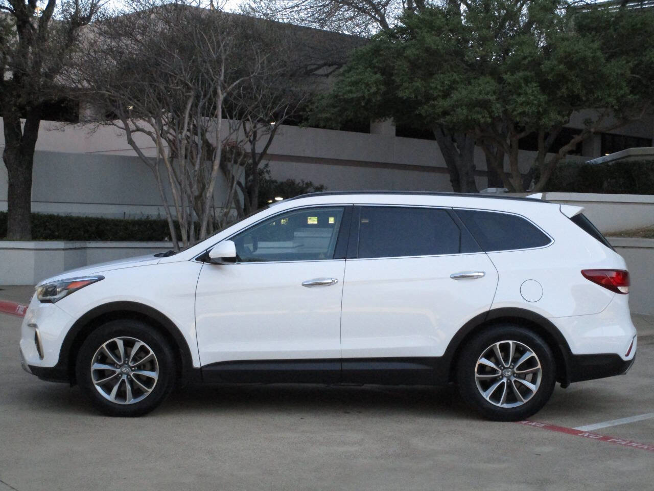 Used 2019 Hyundai Santa Fe XL SE w/ Cargo Package FWD image 2