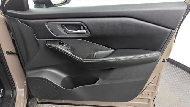 Used 2025 Nissan Rogue SV image 22