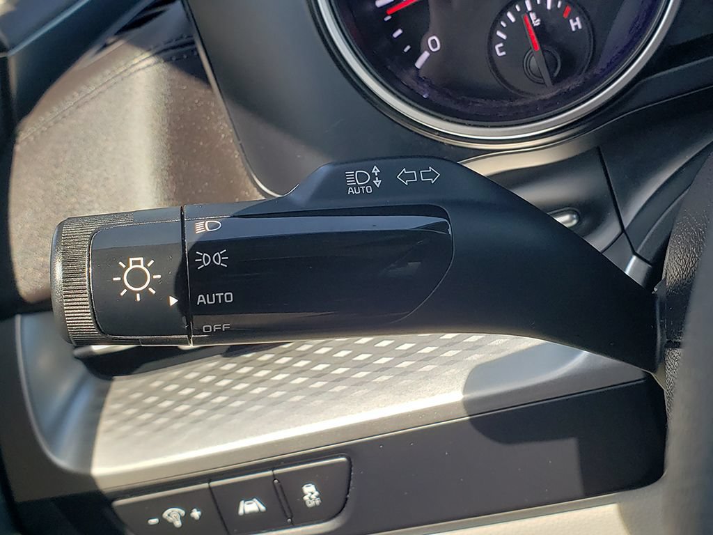 Used 2022 Kia Carnival LX FWD image 29