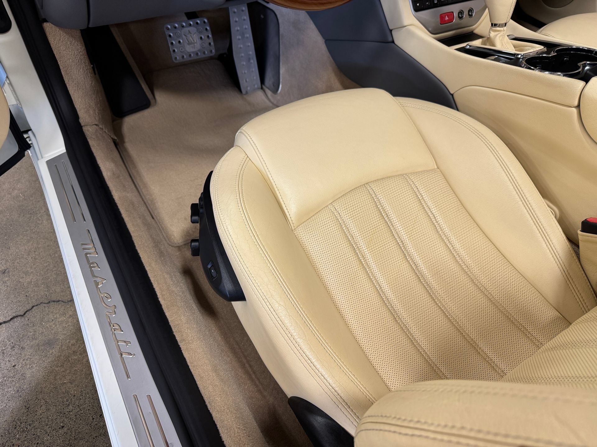 Used 2011 Maserati GranTurismo Convertible RWD image 42