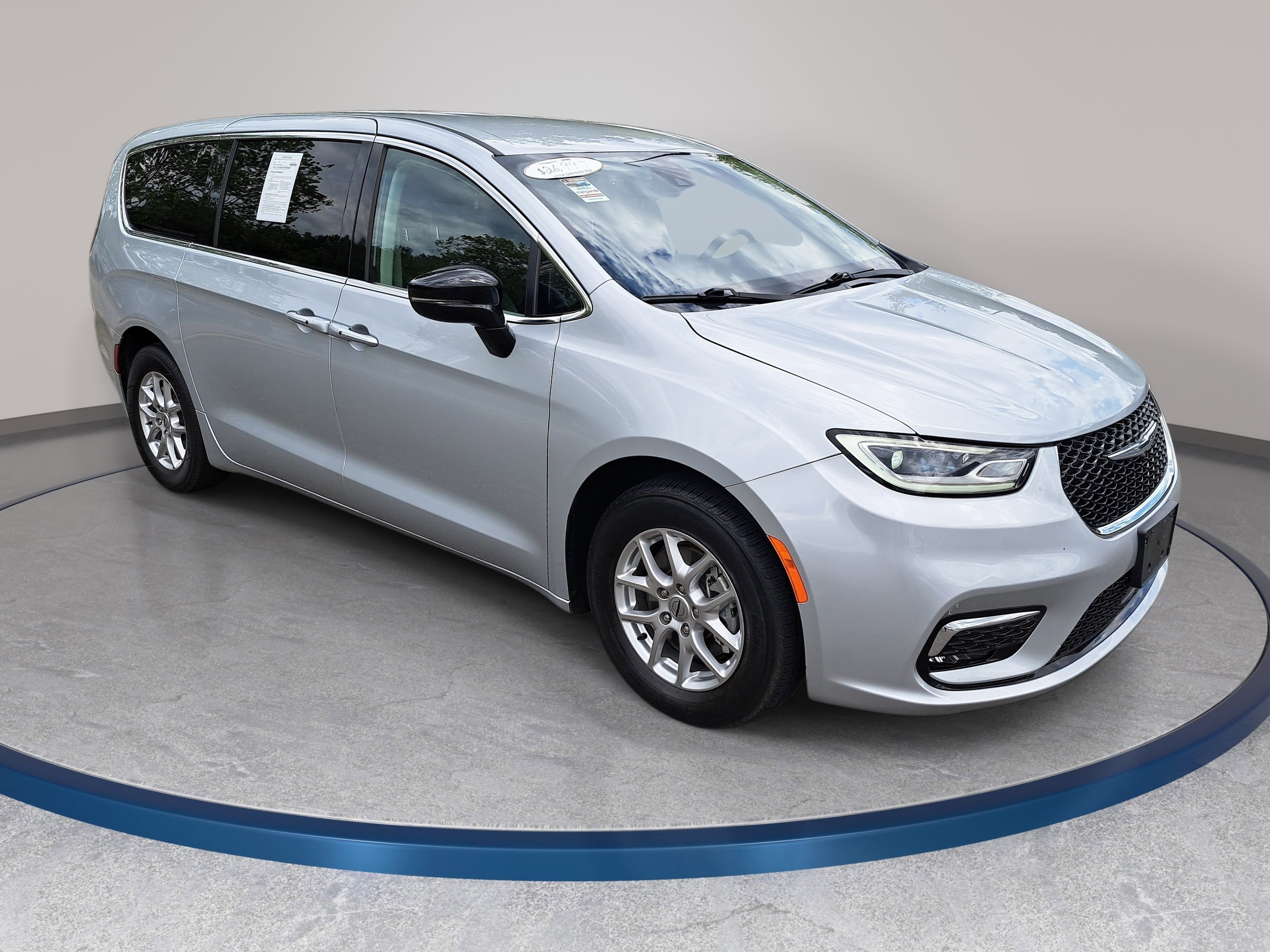 Used 2024 Chrysler Pacifica Touring-L FWD image 3