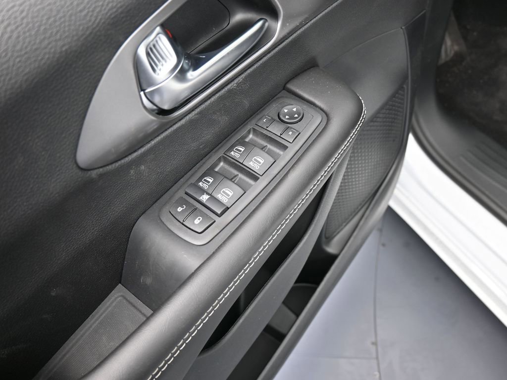 New 2026 Chrysler Pacifica Select FWD image 13