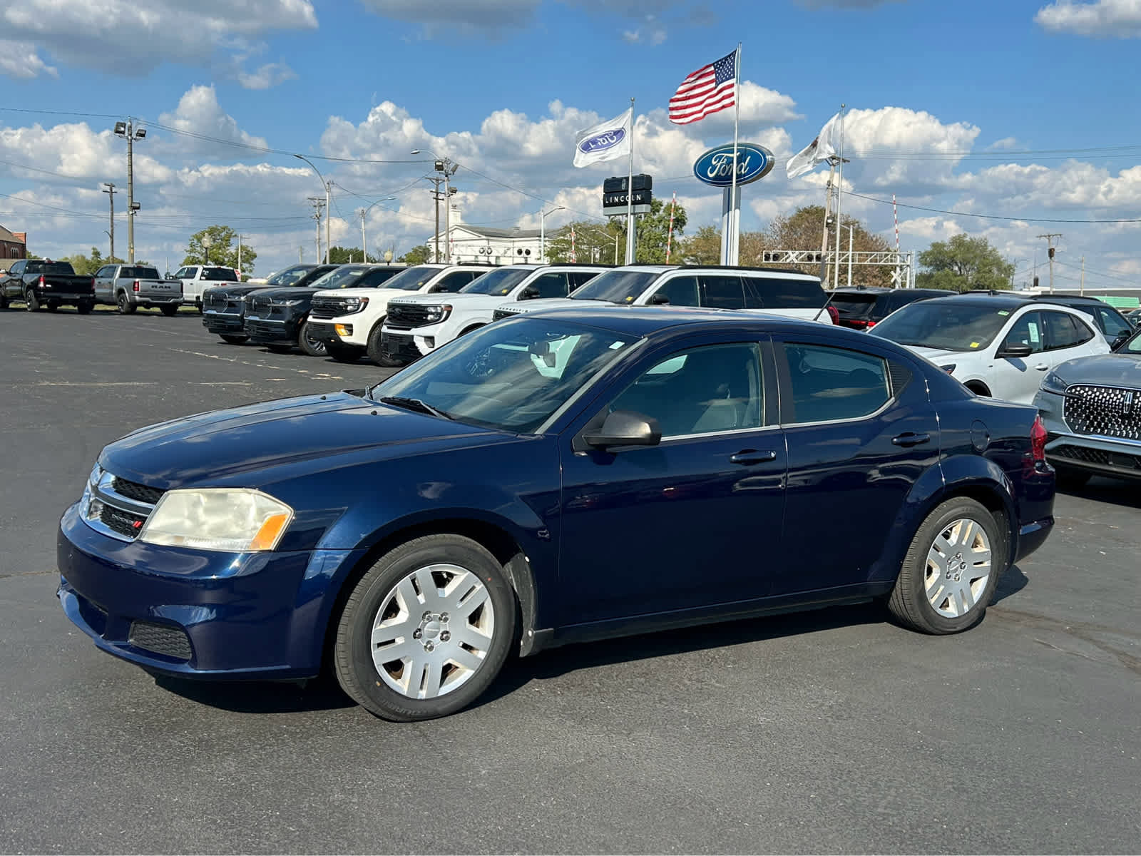 Used 2013 Dodge Avenger SE image 2