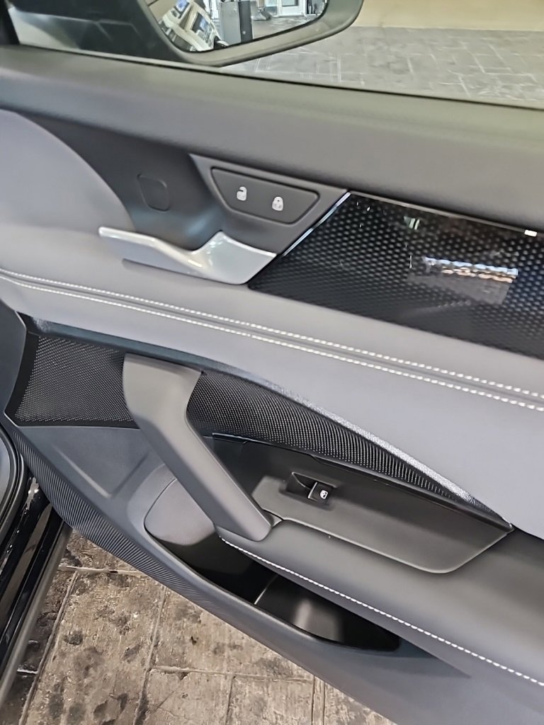 New 2025 Volkswagen Tiguan SE image 12