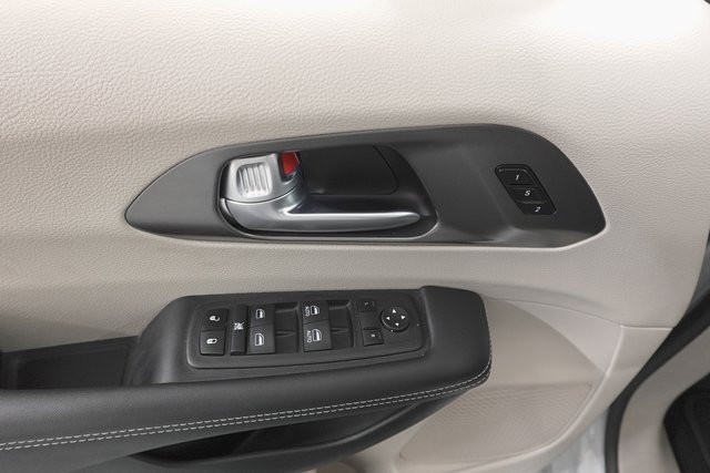 Used 2024 Chrysler Pacifica Touring-L image 8