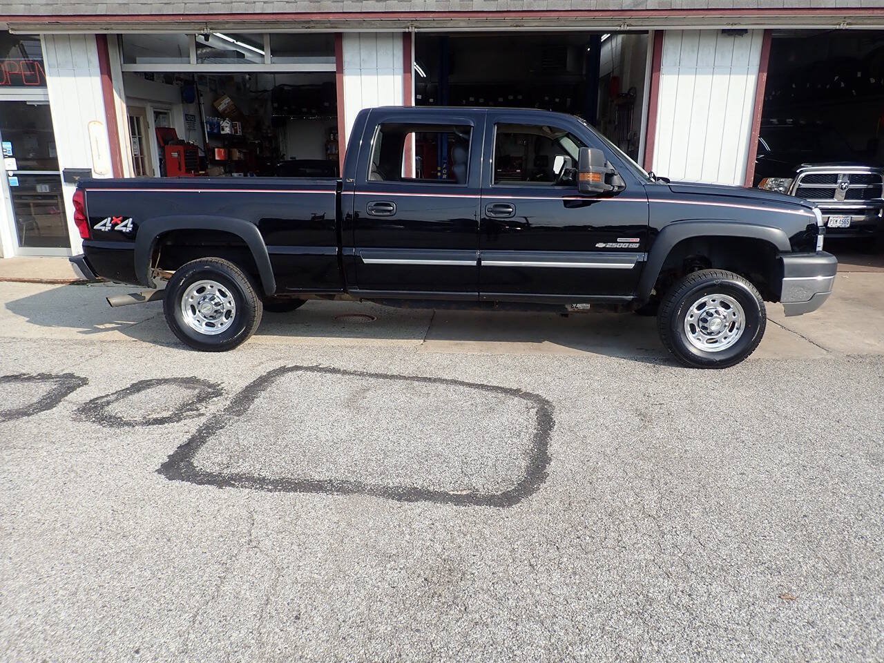 Used 2005 Chevrolet Silverado 2500 LT w/ Heavy-Duty Power Package AWD/4WD image 21
