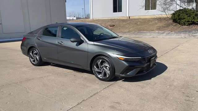 Used 2024 Hyundai Elantra Limited image 2