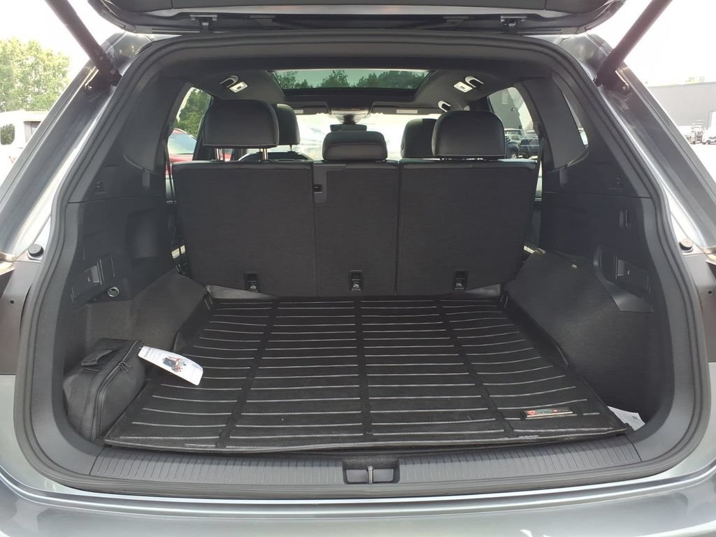 Used 2024 Volkswagen Tiguan SE R-Line AWD/4WD image 10