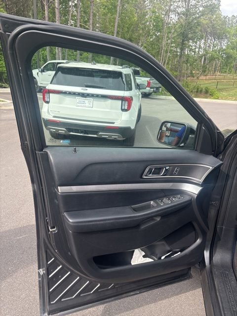 Used 2016 Ford Explorer XLT w/ Equipment Group 202A AWD/4WD image 9
