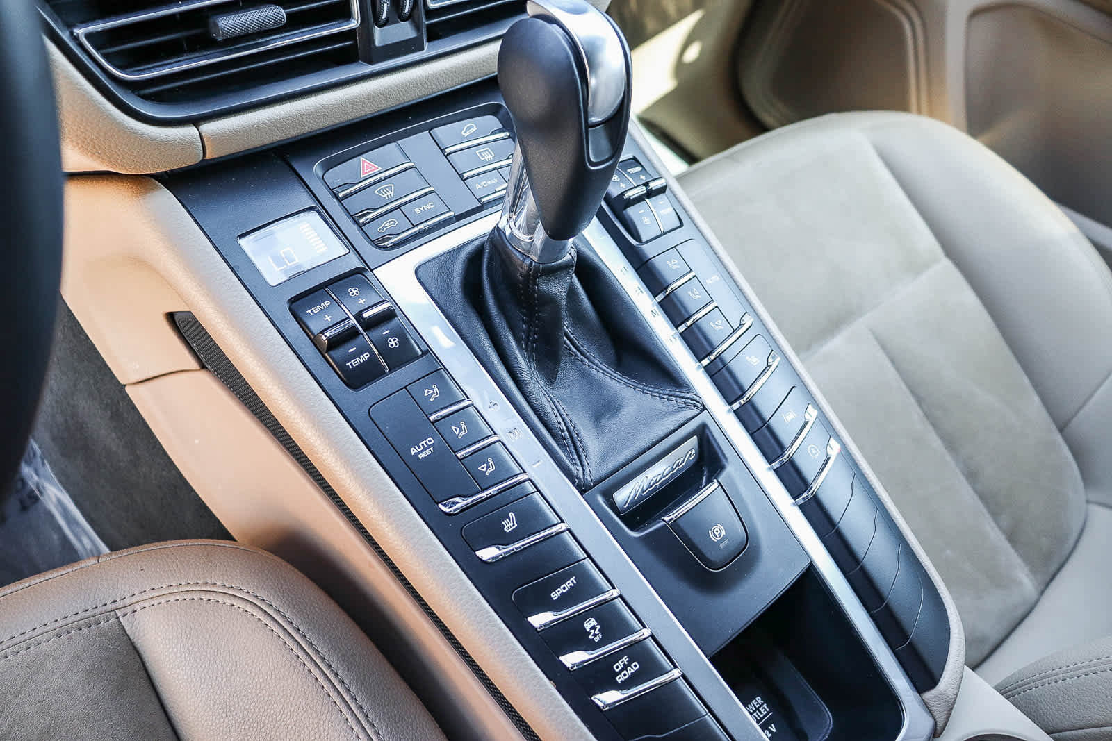 Used 2021 Porsche Macan AWD/4WD image 18