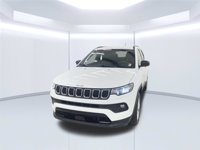 Used 2024 Jeep Compass Latitude AWD/4WD image 2