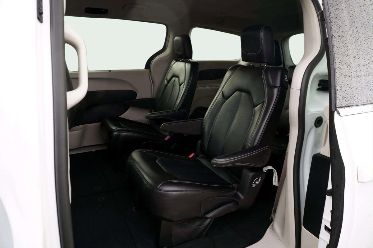 Used 2024 Chrysler Pacifica Touring-L FWD image 13