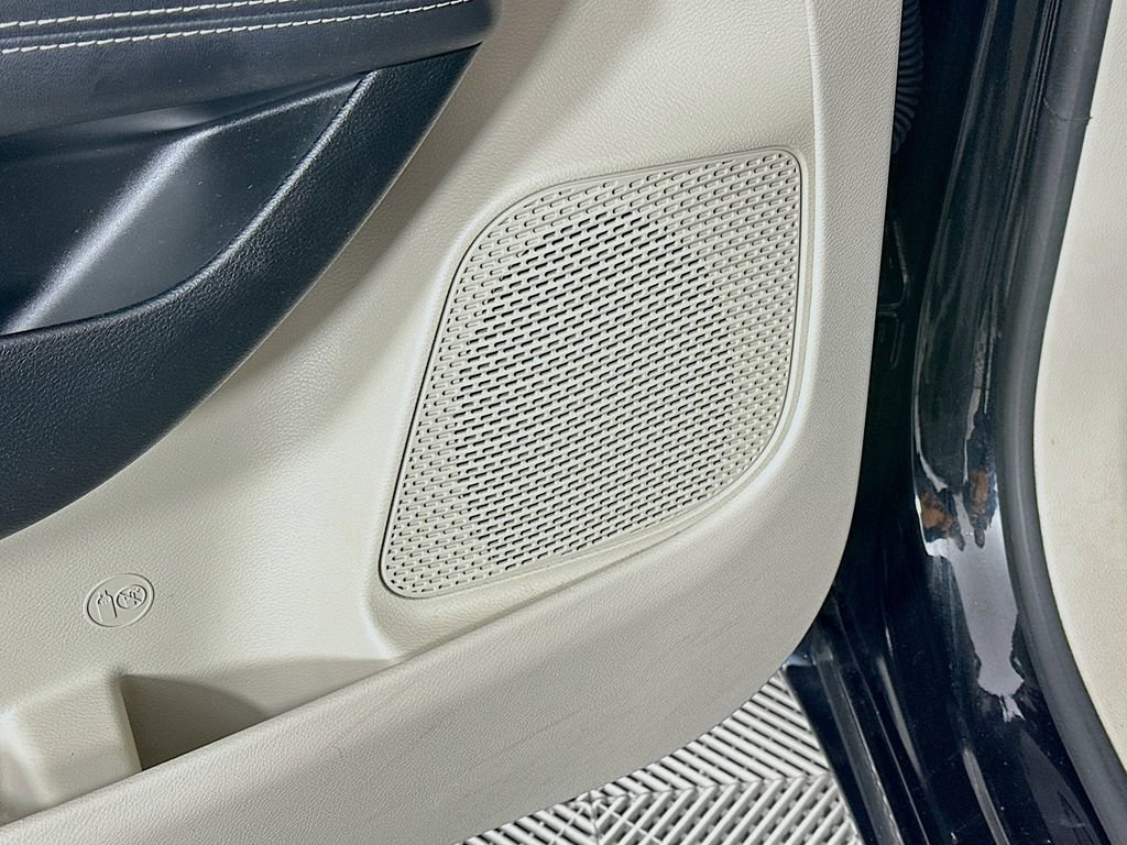 Certified 2023 Chrysler Pacifica Touring-L image 28