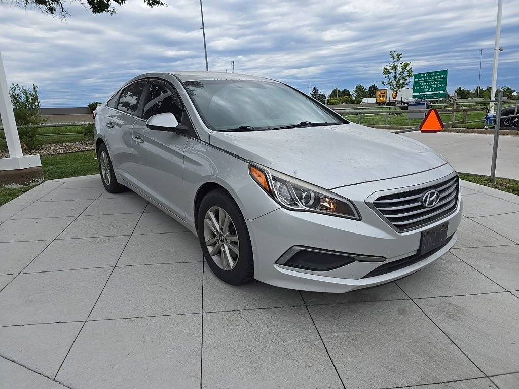 Used 2016 Hyundai Sonata SE FWD image 2