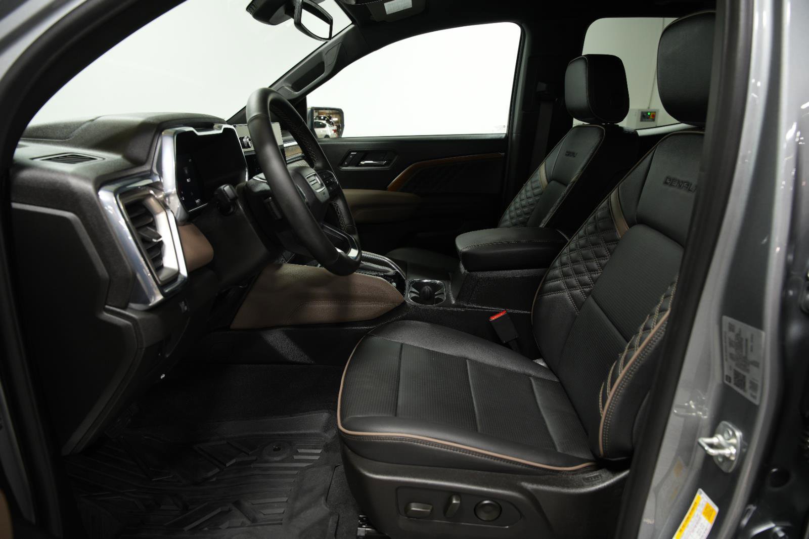 Used 2025 GMC Canyon Denali image 24