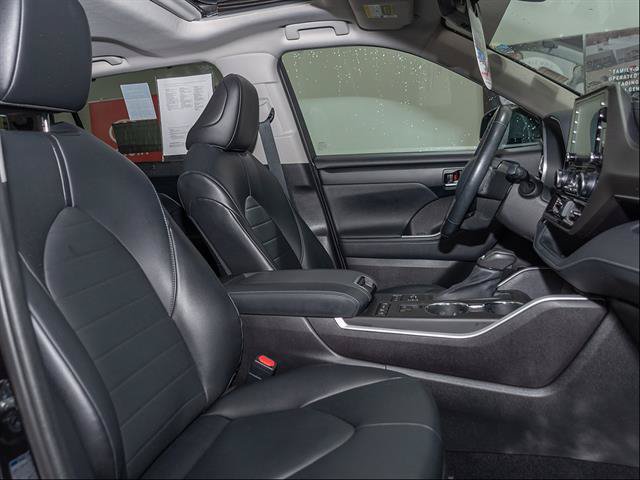 Used 2021 Toyota Highlander XLE AWD/4WD image 26