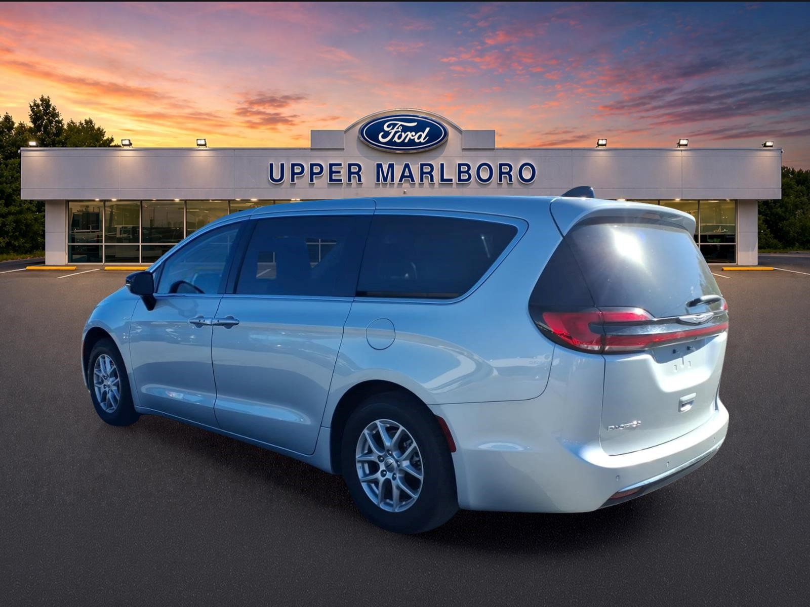 Used 2024 Chrysler Pacifica Touring-L FWD image 8
