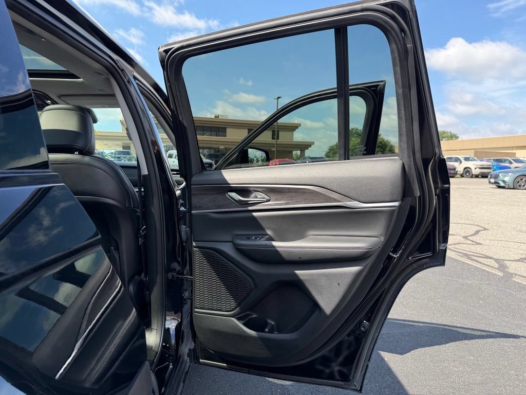Used 2023 Jeep Grand Cherokee Limited AWD/4WD image 23