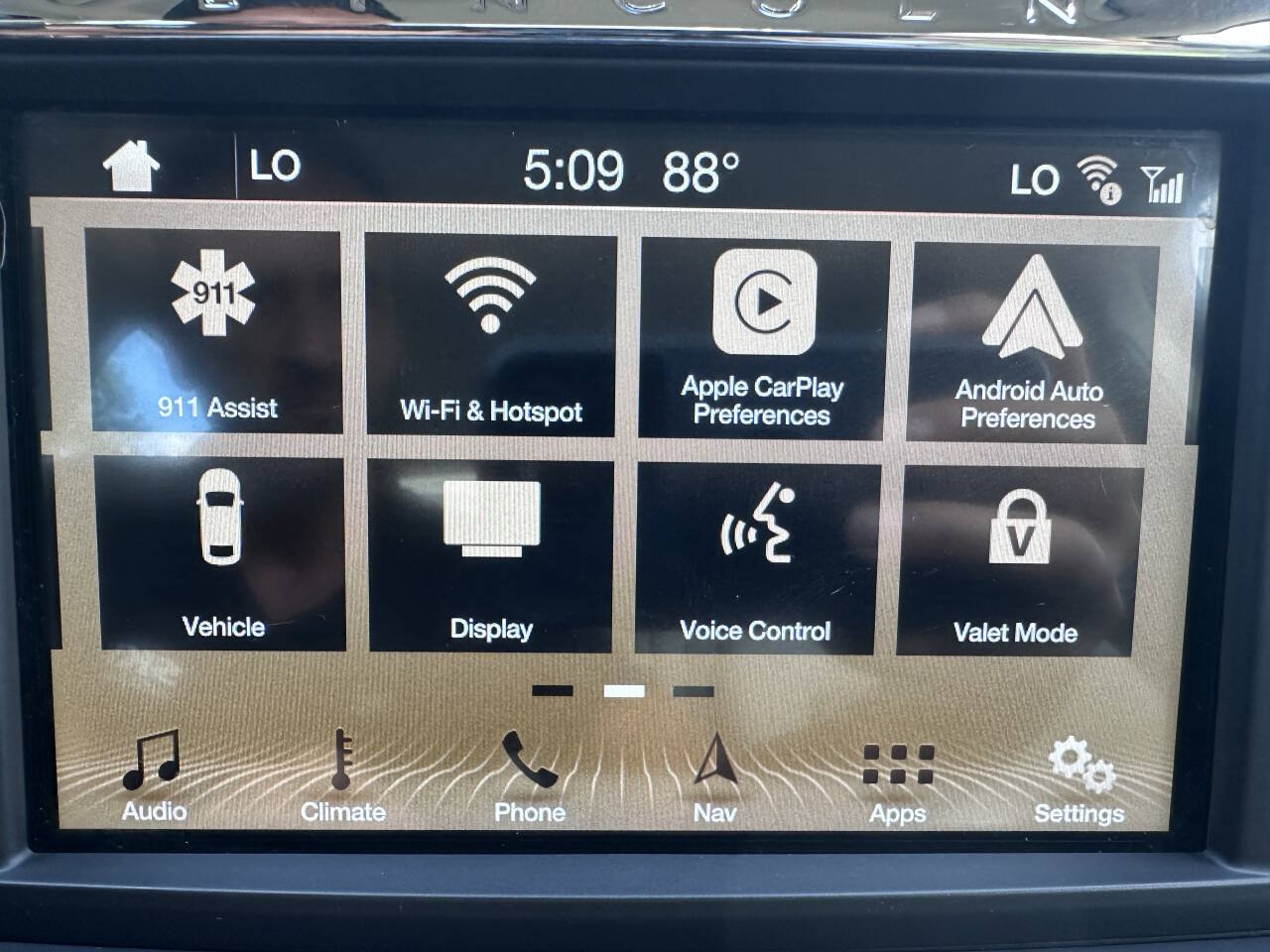 Used 2018 Lincoln Continental Select w/ Continental Climate Package FWD image 25